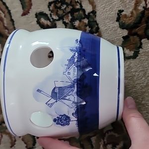 Possible Delft, but not sure. Planter.